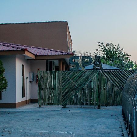 Dolar Lodges&Tours Maun Extérieur photo